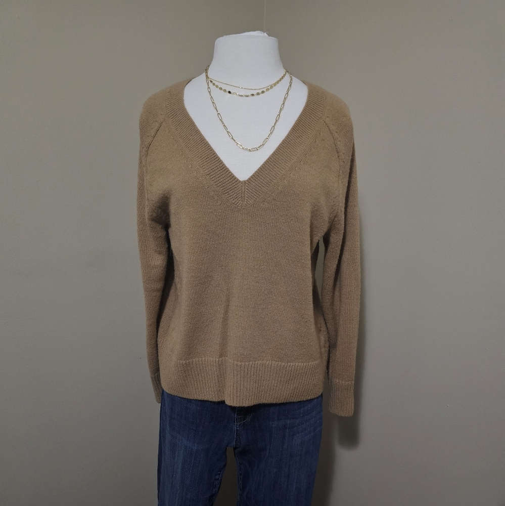 Womens Banana Republic V Neck Sweater.